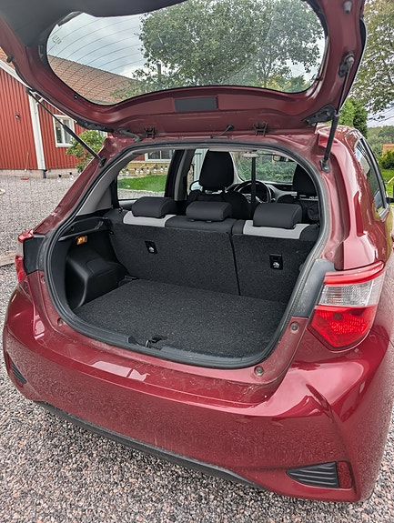 Toyota Yaris 3 of 8