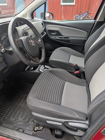 Toyota Yaris 6 of 8