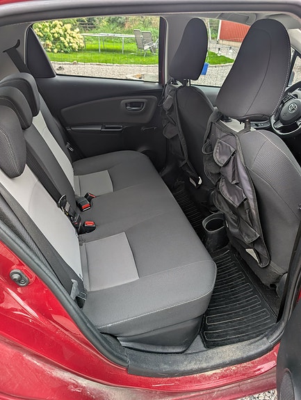 Toyota Yaris 4 of 8