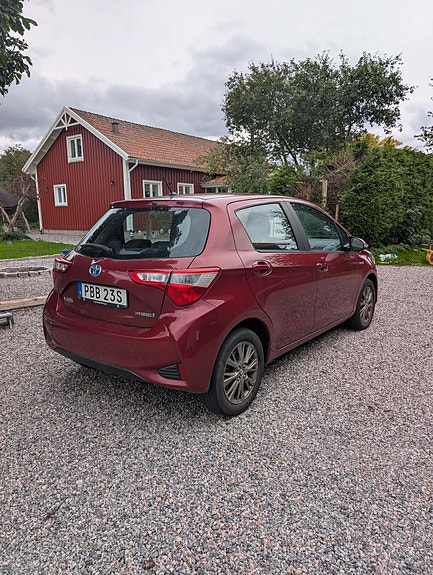 Toyota Yaris 2 of 8
