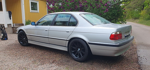 BMW 728i 3 of 9