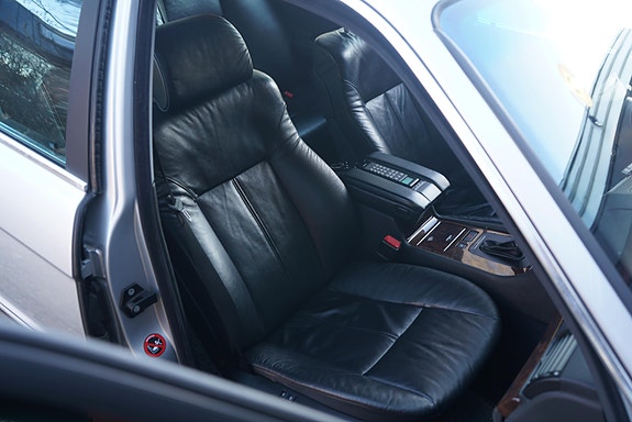 BMW 728i 6 of 9