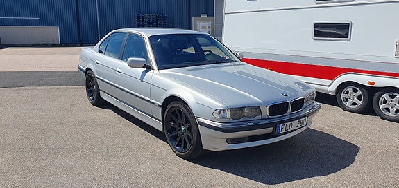 BMW 728i 2 of 9