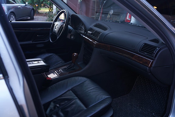 BMW 728i 5 of 9