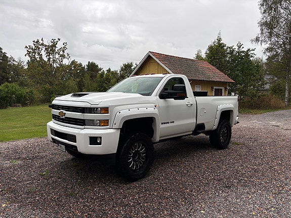 Chevrolet Silverado 3500 2 of 7