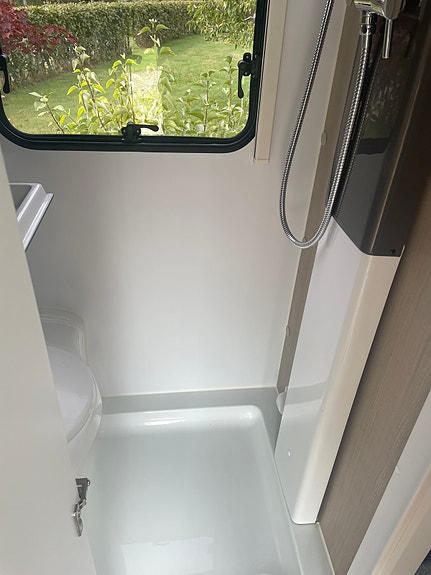 Adria Action 391 LH 7 of 14