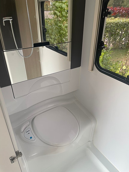 Adria Action 391 LH 8 of 14