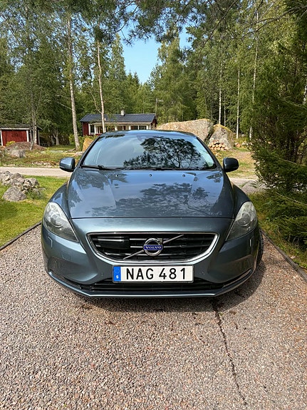 Volvo V40 2 of 7