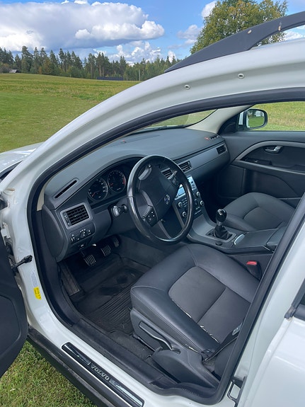 Volvo V70 3 of 5
