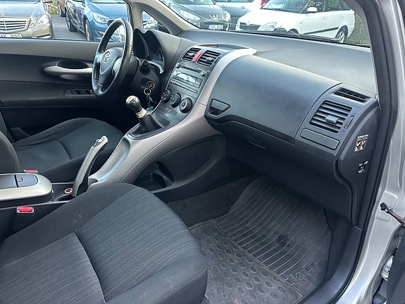 Toyota Auris 12 of 16