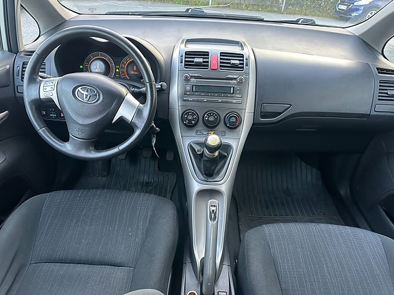 Toyota Auris 8 of 16
