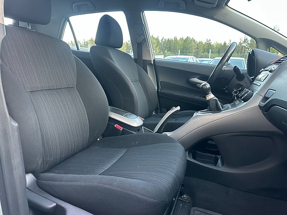 Toyota Auris 13 of 16