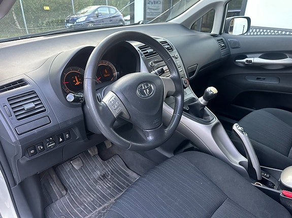Toyota Auris 10 of 16