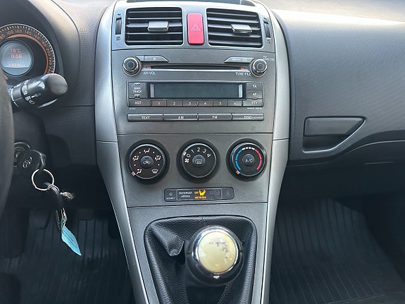 Toyota Auris 9 of 16