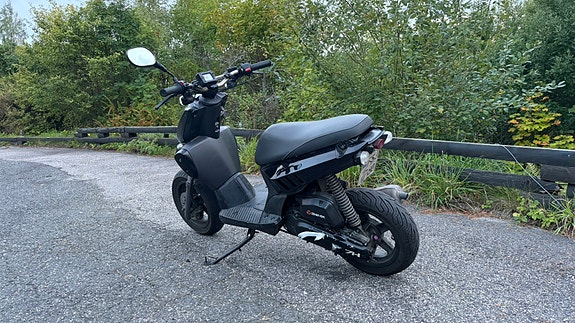 Yamaha Yamaha Slider Naked 50cc | Helsvart, Påkostad! 2 of 10