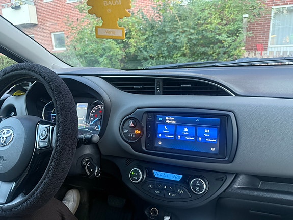 Toyota Yaris 2 of 9