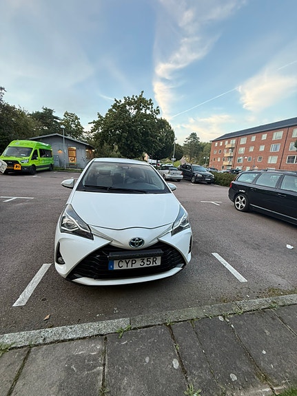 Toyota Yaris 7 of 9