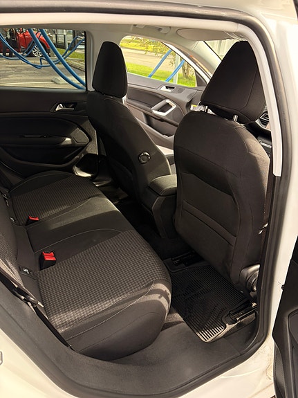 Peugeot 308 8 of 12