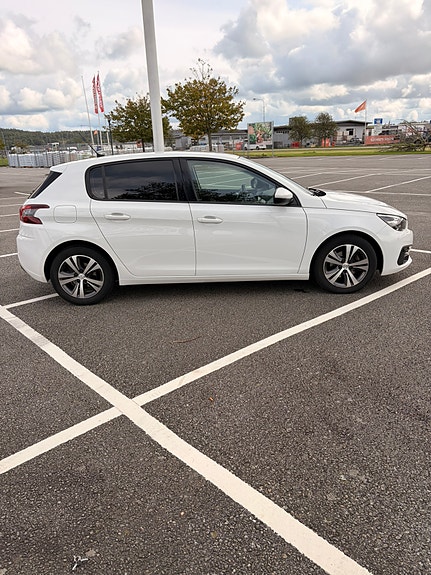 Peugeot 308 2 of 12