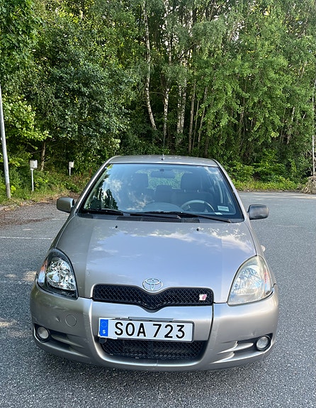 Toyota Yaris 2 of 9