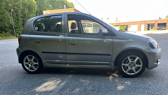 Toyota Yaris 3 of 9