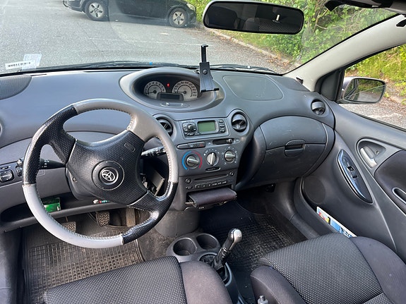 Toyota Yaris 5 of 9