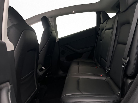 Tesla Model Y 17 of 30