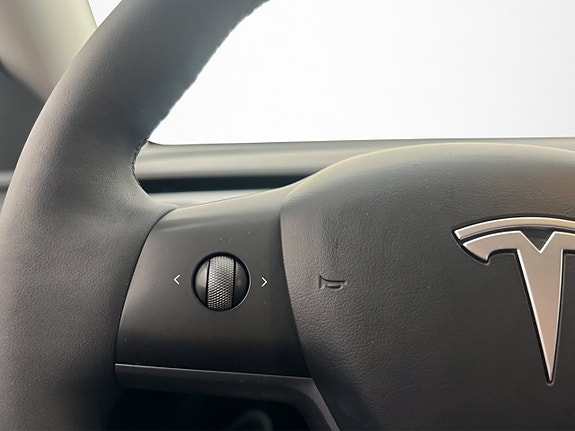 Tesla Model Y 19 of 30