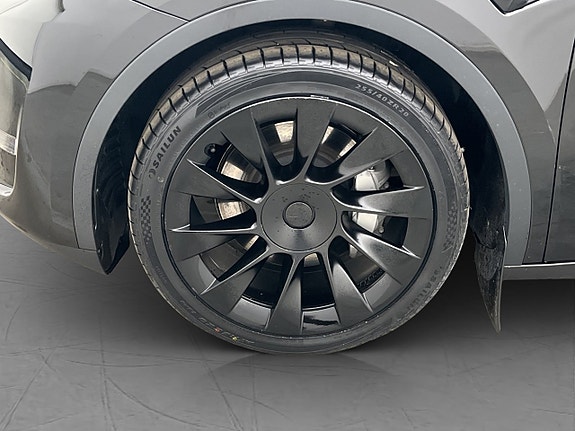 Tesla Model Y 29 of 30