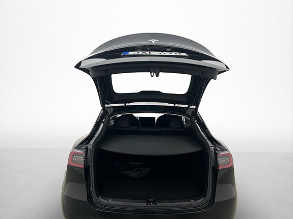 Tesla Model Y 10 of 30