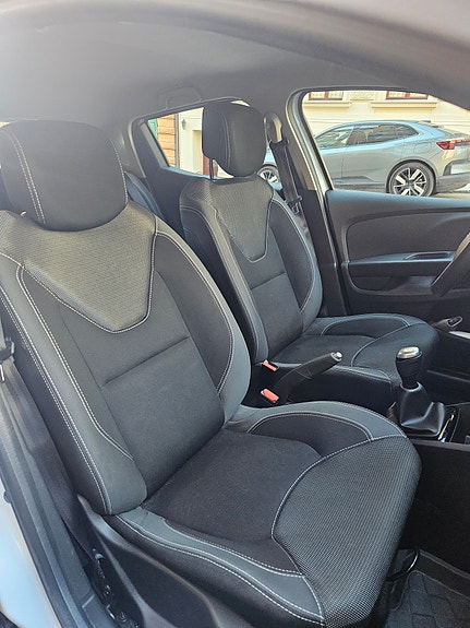 Renault Clio 14 of 15