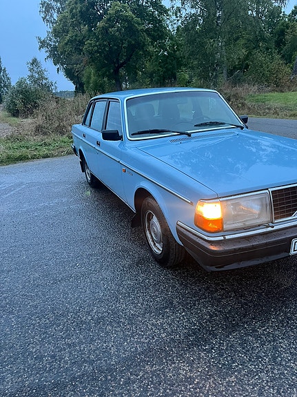 Volvo 240 4 of 9