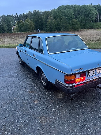 Volvo 240 3 of 9