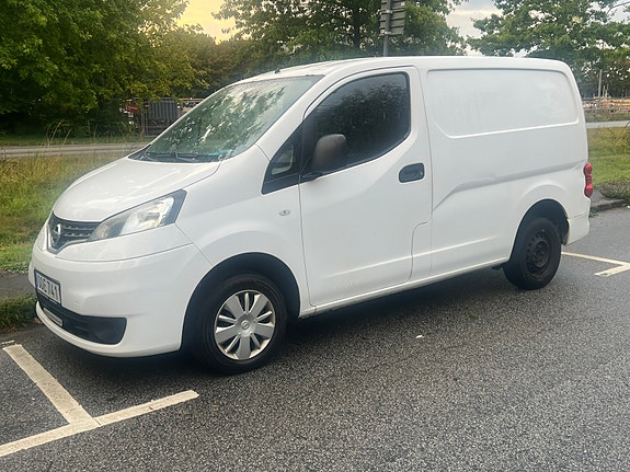 Nissan NV200 2 of 9
