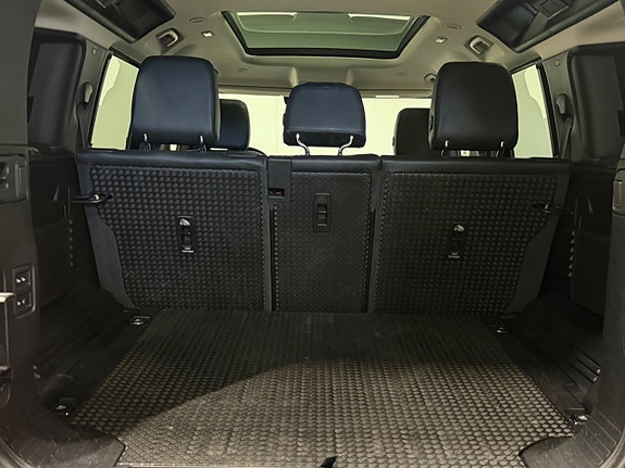 Land Rover Defender 110 17 of 21