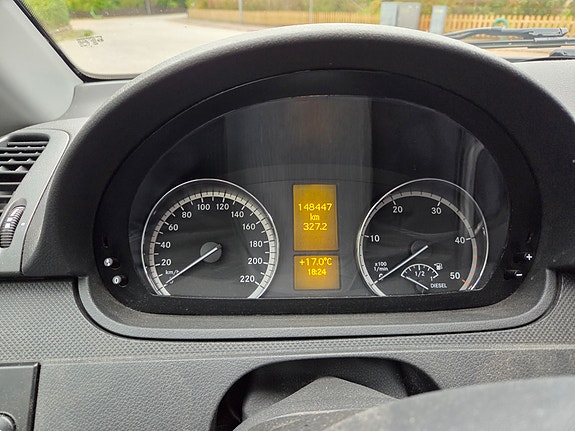 Mercedes-Benz Vito 113 2 of 9