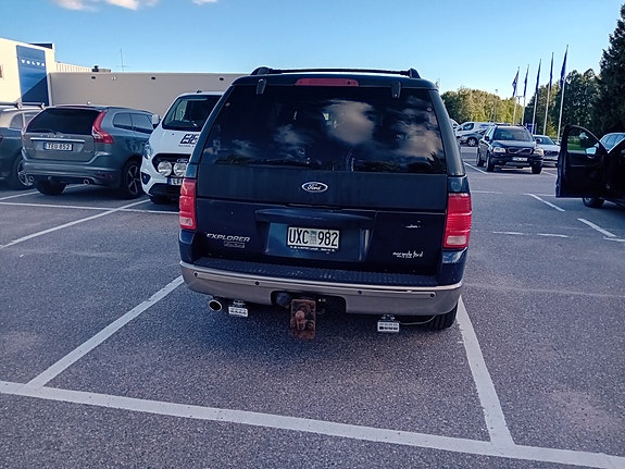 Ford Explorer 3 of 3