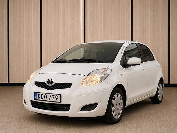 Toyota Yaris 3 of 11