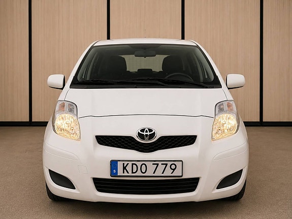 Toyota Yaris 2 of 11