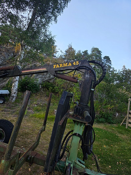 FMW 11-7,5 skogsvagn med Farma 43 kran – ramstyrning 5 of 5