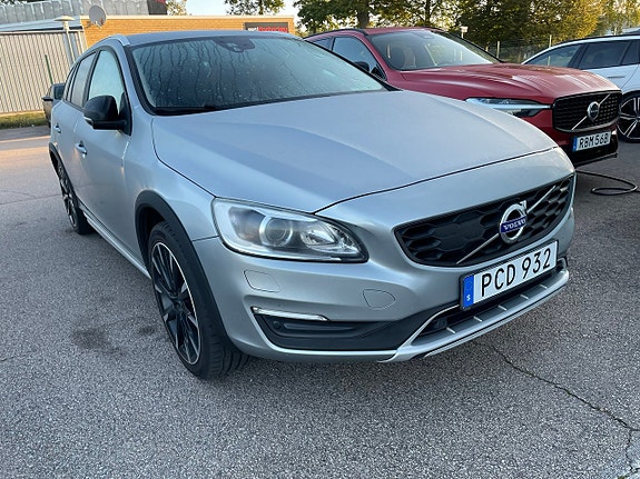 Volvo V60 Cross Country 2 of 5