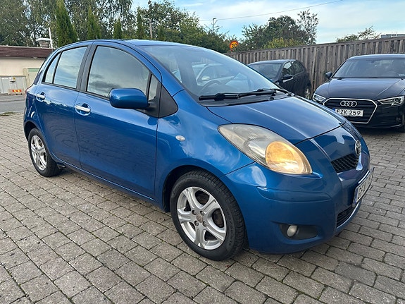 Toyota Yaris 2 of 13