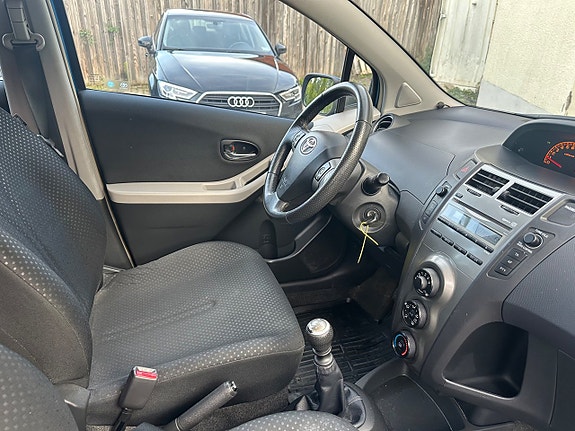 Toyota Yaris 7 of 13