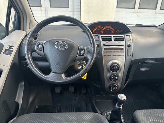 Toyota Yaris 9 of 13