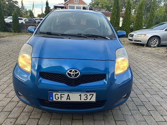 Toyota Yaris 3 of 13