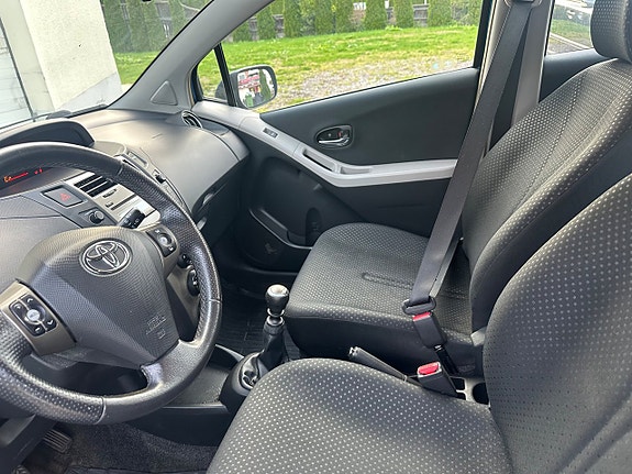 Toyota Yaris 8 of 13