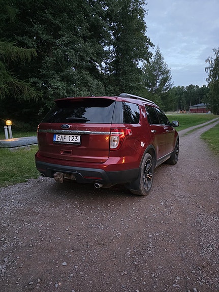 Ford Explorer 2 of 7