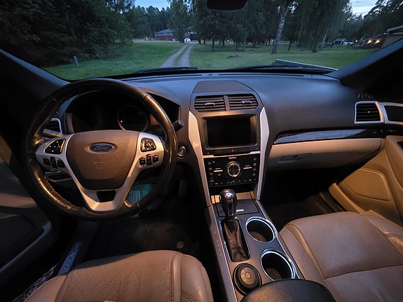 Ford Explorer 4 of 7
