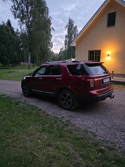 Ford Explorer 3 of 7