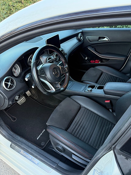 Mercedes-Benz CLA200 8 of 17